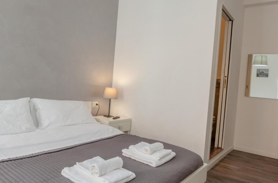 Hotel Infinity Castle Roma Esterno foto