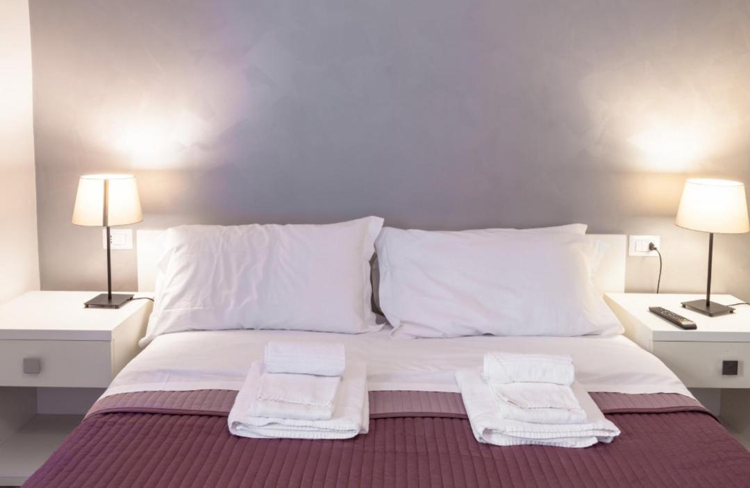 Hotel Infinity Castle Roma Esterno foto