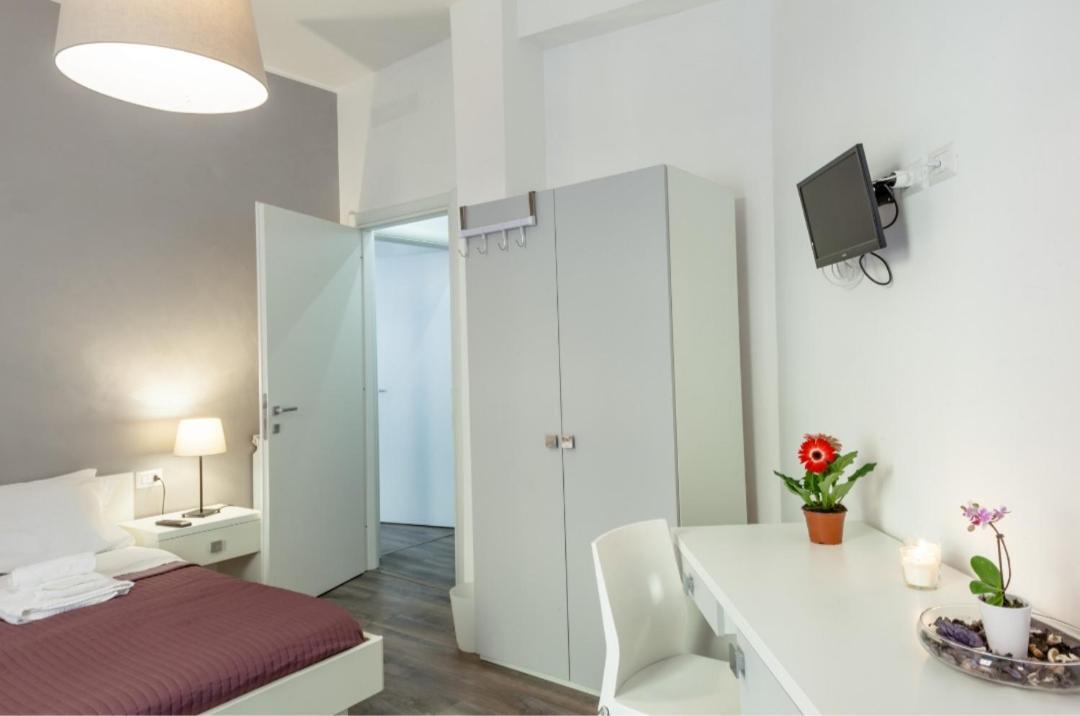 Hotel Infinity Castle Roma Esterno foto
